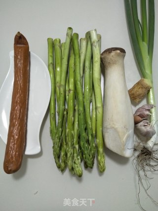 杏鲍菇香肠炒芦笋的做法步骤：1
