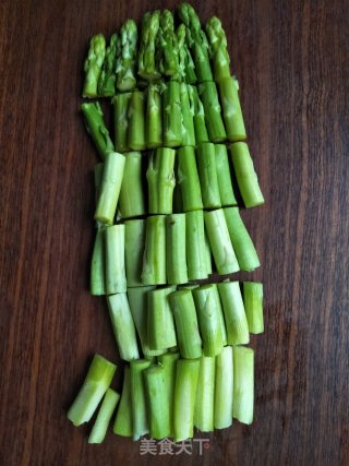 杏鲍菇香肠炒芦笋的做法步骤：3