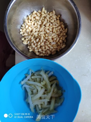 黄豆炒榨菜的做法步骤：1