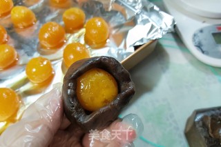 黑糖豆沙蛋黄月饼的做法步骤：8