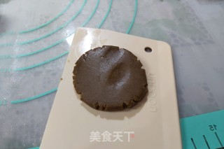 黑糖豆沙蛋黄月饼的做法步骤：10