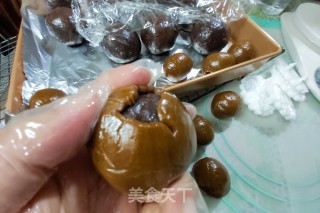 黑糖豆沙蛋黄月饼的做法步骤：11