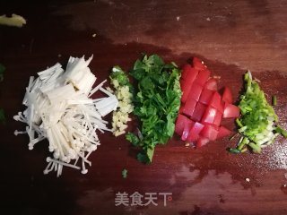 金针菇榨菜蛋花汤的做法步骤：1