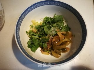金针菇榨菜蛋花汤的做法步骤：5