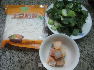 鱼豆腐青菜土豆粉条的做法步骤：1