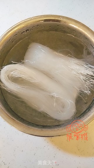 金蒜粉丝虾的做法步骤：2