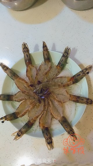 金蒜粉丝虾的做法步骤：5