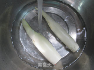 扇贝肉炒茭白的做法步骤：2