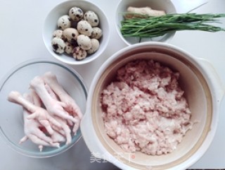 凤爪鹌鹑蛋烧肉圆的做法步骤：1
