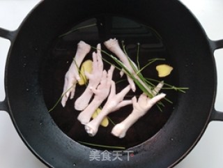 凤爪鹌鹑蛋烧肉圆的做法步骤：2