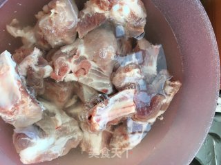 丝瓜排骨汤的做法步骤：1