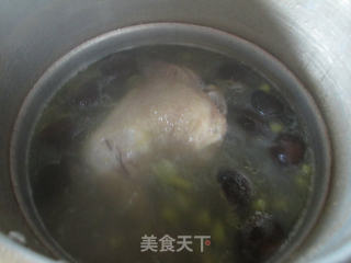 香菇毛豆鸡腿汤的做法步骤：7