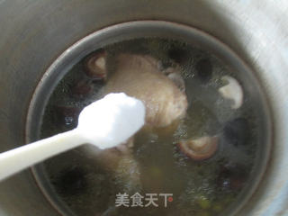 香菇毛豆鸡腿汤的做法步骤：8