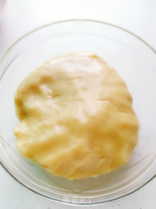 豆沙蛋黄月饼的做法步骤：4