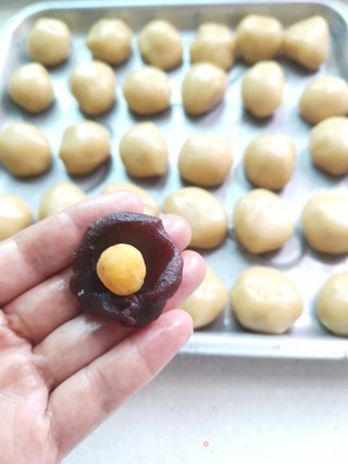 豆沙蛋黄月饼的做法步骤：6