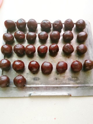 豆沙蛋黄月饼的做法步骤：7