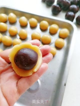 豆沙蛋黄月饼的做法步骤：9