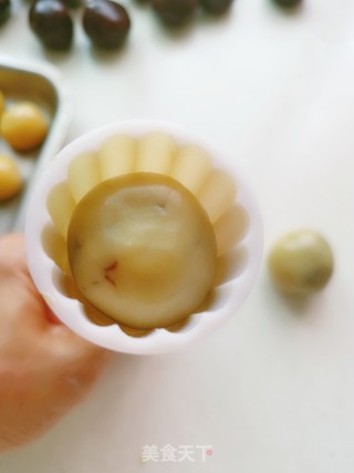 豆沙蛋黄月饼的做法步骤：10