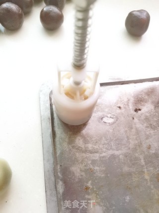 豆沙蛋黄月饼的做法步骤：11