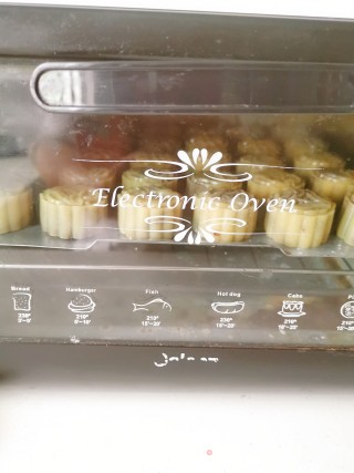 豆沙蛋黄月饼的做法步骤：13