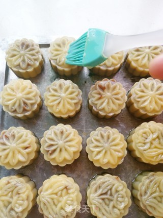 豆沙蛋黄月饼的做法步骤：14