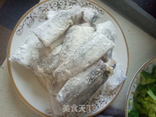 糖醋带鱼的做法步骤：1