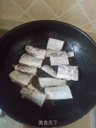 糖醋带鱼的做法步骤：2