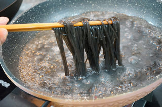 凉拌蕨根粉的做法步骤：2