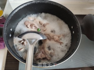 鲜美竹荪鸡汤的做法步骤：4