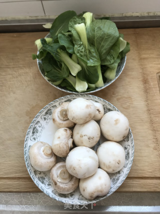 口蘑炒油菜的做法步骤：1