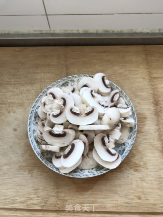 口蘑炒油菜的做法步骤：2