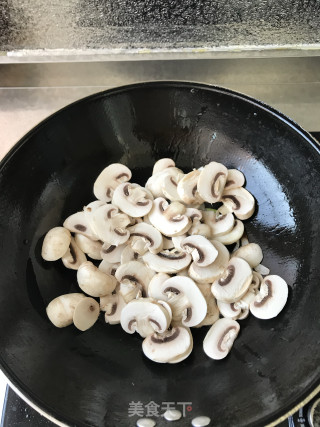 口蘑炒油菜的做法步骤：5