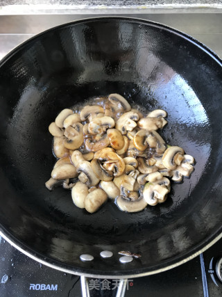 口蘑炒油菜的做法步骤：6