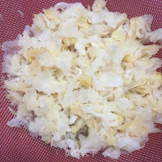 桃胶银耳羹的做法步骤：2