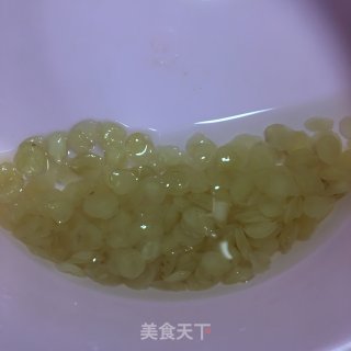 桃胶银耳羹的做法步骤：3