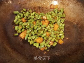 鸡丁豆角焖饭的做法步骤：2