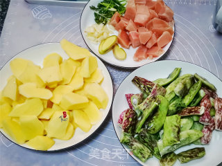 土豆鸡块炖豆角的做法步骤：1