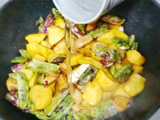 土豆鸡块炖豆角的做法步骤：4