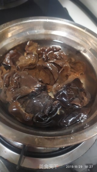 猪肉木耳炒雪豆的做法步骤：2