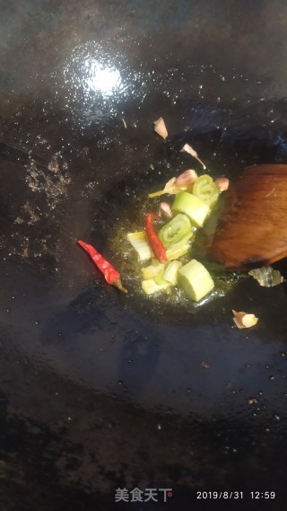 猪肉木耳炒雪豆的做法步骤：5