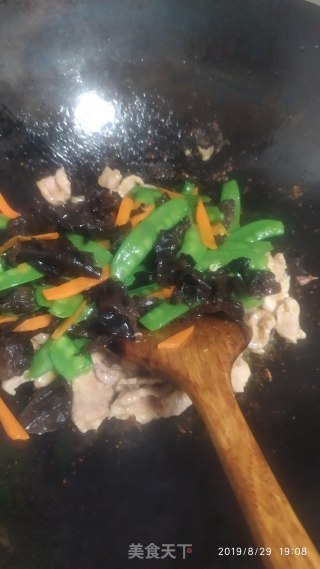 猪肉木耳炒雪豆的做法步骤：7
