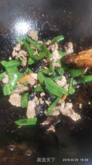猪肉木耳炒雪豆的做法步骤：8