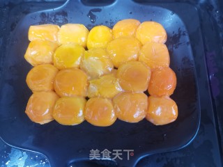 莲蓉蛋黄月饼的做法步骤：1