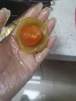莲蓉蛋黄月饼的做法步骤：10