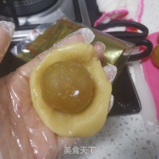 莲蓉蛋黄月饼的做法步骤：13