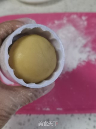 莲蓉蛋黄月饼的做法步骤：14