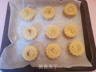 莲蓉蛋黄月饼的做法步骤：15