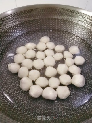 金针菇煮鱼丸的做法步骤：3