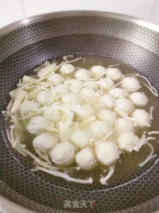 金针菇煮鱼丸的做法步骤：5