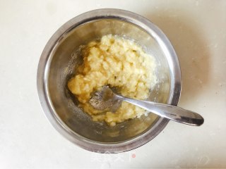 1分钟快手营养早餐：香蕉核桃榛子蛋糕的做法步骤：1